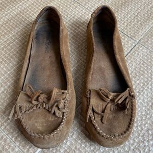 Minnetonka Women's Tan Moccasins with Fringe